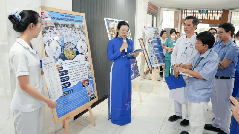 2. Hình ảnh bệnh viện Thống Nhất đang tổ chức hội thi sáng tác thơ, ca khúc và poster ảnh.