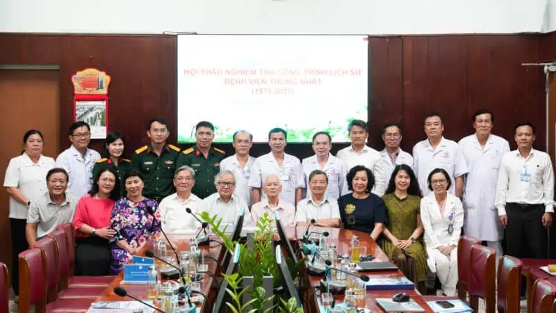 Đội ngũ y, bác sĩ và lãnh đạo tham dự hội thảo lịch sử bệnh viện.
