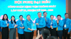 Dong chi Le Thi Kim Thuy trao quyet dinh cua Lien doan Lao dong Thanh pho ve viec keo dai nhiem ky 2023 2028 Ban Chap hanh Cong doan Benh vien Thong Nhat den nam 2030