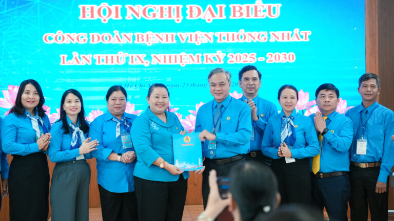 Đồng chí Lê Thị Kim Thúy trao quyết định của Liên đoàn Lao động Thành phố về việc kéo dài nhiệm kỳ 2023-2028 Ban Chấp hành Công đoàn Bệnh viện Thống Nhất đến năm 2030