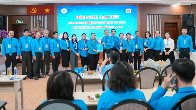Dong chi Le Thi Kim Thuy trao quyet dinh cua Lien doan Lao dong Thanh pho ve viec keo dai nhiem ky 2023 2028 Ban Chap hanh Cong doan Benh vien Thong Nhat den nam 2030. 2