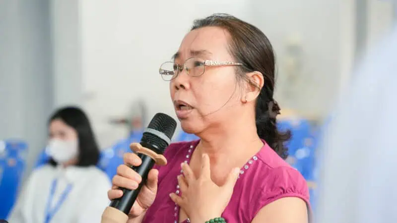 Nguoi tham du dat cau hoi giao luu voi cac bac si