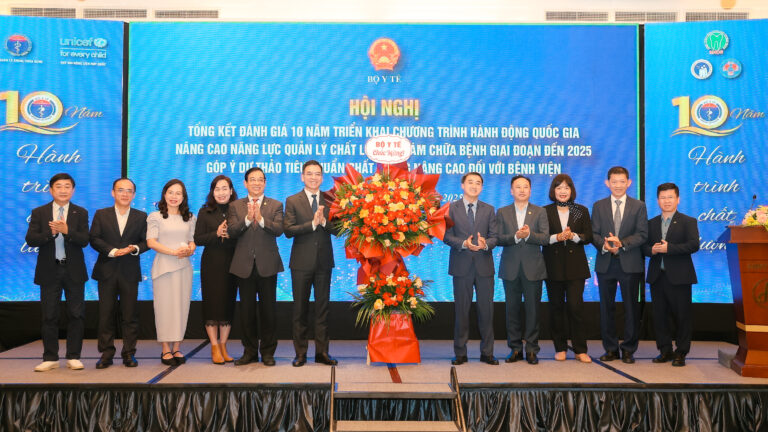 PGS.TS. Võ Thành Toàn Phó Giám đốc Bệnh viện Thống Nhất chụp ảnh lưu niệm cùng lãnh đạo Bộ Y tế, cùng các đại biểu tại hội nghị