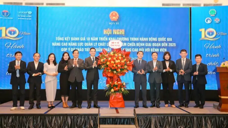 Hình ảnh các lãnh đạo bệnh viện tham dự hội nghị về quản lý chất lượng khám chữa bệnh.