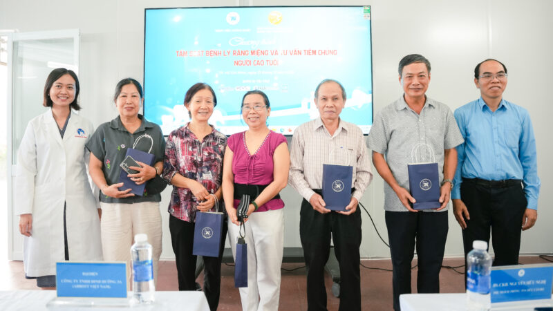 ThS.BS . Nguyen Ngoc Lan va BSCK1. Tran Kim Thanh trao qua cho 5 nguoi tham du den som nhat