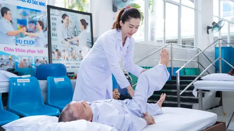 BSCK1. Tran Thi Kim Tuyet Phu trach Khoa Phu hoi chuc nang truc tiep tham kham danh gia chuc nang van dong cho nguoi benh trong qua trinh dieu tri va phuc hoi