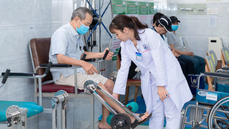 Bac si Khoa Phuc hoi chuc nang huong dan nguoi benh cao tuoi tap luyen phuc hoi chuc nang nham cai thien kha nang van dong phong ngua te nga