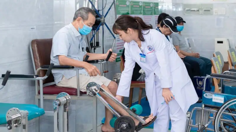 Bac si Khoa Phuc hoi chuc nang huong dan nguoi benh cao tuoi tap luyen phuc hoi chuc nang nham cai thien kha nang van dong phong ngua te nga