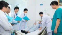 Cac bac si nhan vien y te Khoa Tim mach cap cuu can thiep kham cham soc suc khoe cho nguoi benh cao tuoi