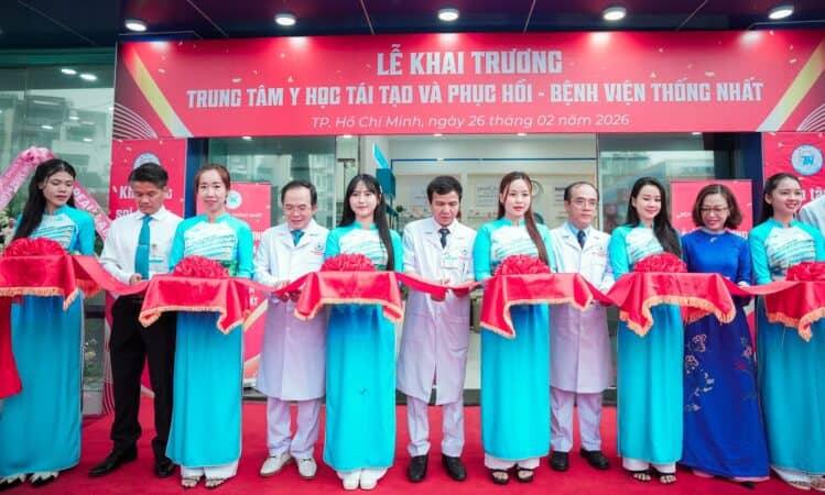Hình ảnh các bác sĩ và nhân viên cắt băng khánh thành trung tâm y học tái tạo và phục hồi tại Bệnh v.
