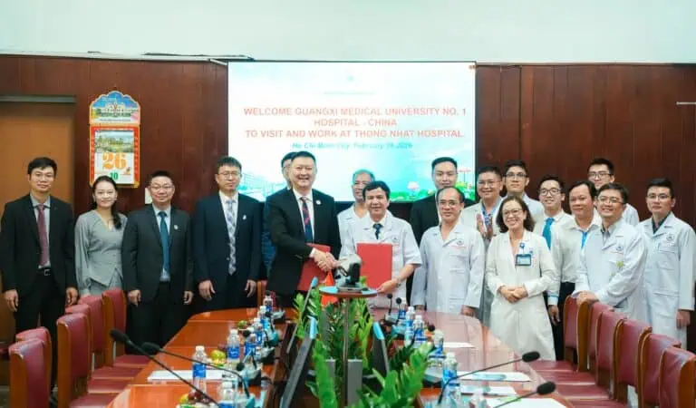 Các đại biểu ký kết hợp tác giữa Bệnh viện Thống Nhất và Bệnh viện số I Quảng Tây.