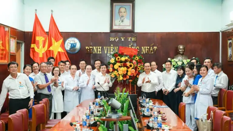 Hình ảnh các nhân viên y tế và lãnh đạo bệnh viện chụp cùng nhau tại hội nghị.