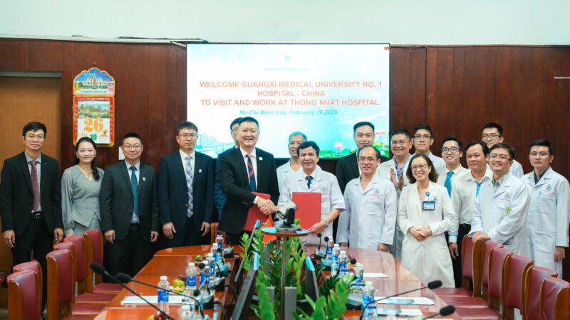 GS. Trinh Ke Van – Pho Giam doc Benh vien so I Dai hoc Y khoa Quang Tay va PGS.TS . Le Dinh Thanh – Giam doc Benh vien Thong Nhat thuc hien nghi thuc ky ket hop tac