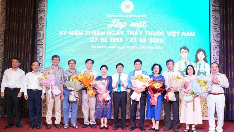 Hình ảnh các lãnh đạo và nhân viên Bệnh viện Thống Nhất trong buổi họp mặt kỷ niệm 71 năm Ngày Thầy.