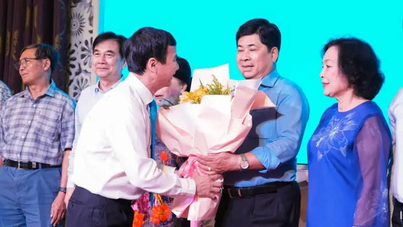 PGS.TS . Le Dinh Thanh tang hoa chuc mung cac dong chi Nguyen Lanh dao Benh vien Hoi dong chuyen mon Benh vien