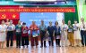 BS.CK2.-Hoàng-Quốc-Nam-và-ThS.BS-Trần-Thu-Nga-trao-quà-cho-các-thành-viên-may-mắn-trong-buổi-sinh-hoạt.