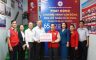 BS.CK2. Trương Quang Anh Vũ - Chủ tịch Công đoàn Bệnh viện Thống Nhất trao số tiền ủng hộ nhân dân Cuba cho Hội Chữ Thập đỏ TP.HCM