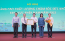 Đồng chí Nguyễn Thị Thanh Lịch – Phó Chủ tịch UBND tỉnh Gia Lai trao bằng khen của UBND tỉnh cho Bệnh viện Thống Nhất đã có nhiều đóng góp quan trọng cho sự nghiệp bảo vệ,