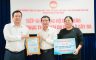 Đồng chí Phan Hồng Ân Phó chủ tịch Ủy ban MTTQ Việt Nam TP. Hồ Chí Minh trao Thư cảm ơn cho Bệnh viện Thống Nhất.