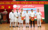 PGS.TS. Lê Đình Thanh - Giám đốc Bệnh viện trao giải bóng đá Nam cho đại diện các tập thể