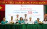 PGS.TS. Lê Đình Thanh cùng PGS.TS. Võ Thành Toàn chụp ảnh lưu niệm cùng đại diện các khoa, phòng thực hiện ký cam kết Đổi mới vì người bệnh, an toàn vì tương lai