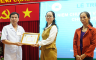 PGS.TS. Lê Đình Thanh trao kỷ niệm chương cho đại diện gia đình anh T.H.N