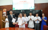 PGS.TS. Lê Đình Thanh và ông Matsushita Yasushi trao biên bản ghi nhớ