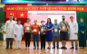 Thành viên tham dự nhận quà quay số may mắn tại chương trình