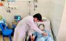 ThS. BS Trương Quốc Cường, Khoa Nhịp tim, Bệnh viện Thống Nhất đang khám cho bệnh nhân 72 tuổi bị Hội chứng QT dài, sáng 5/3. Ảnh: HOÀNG NGUYỄN.